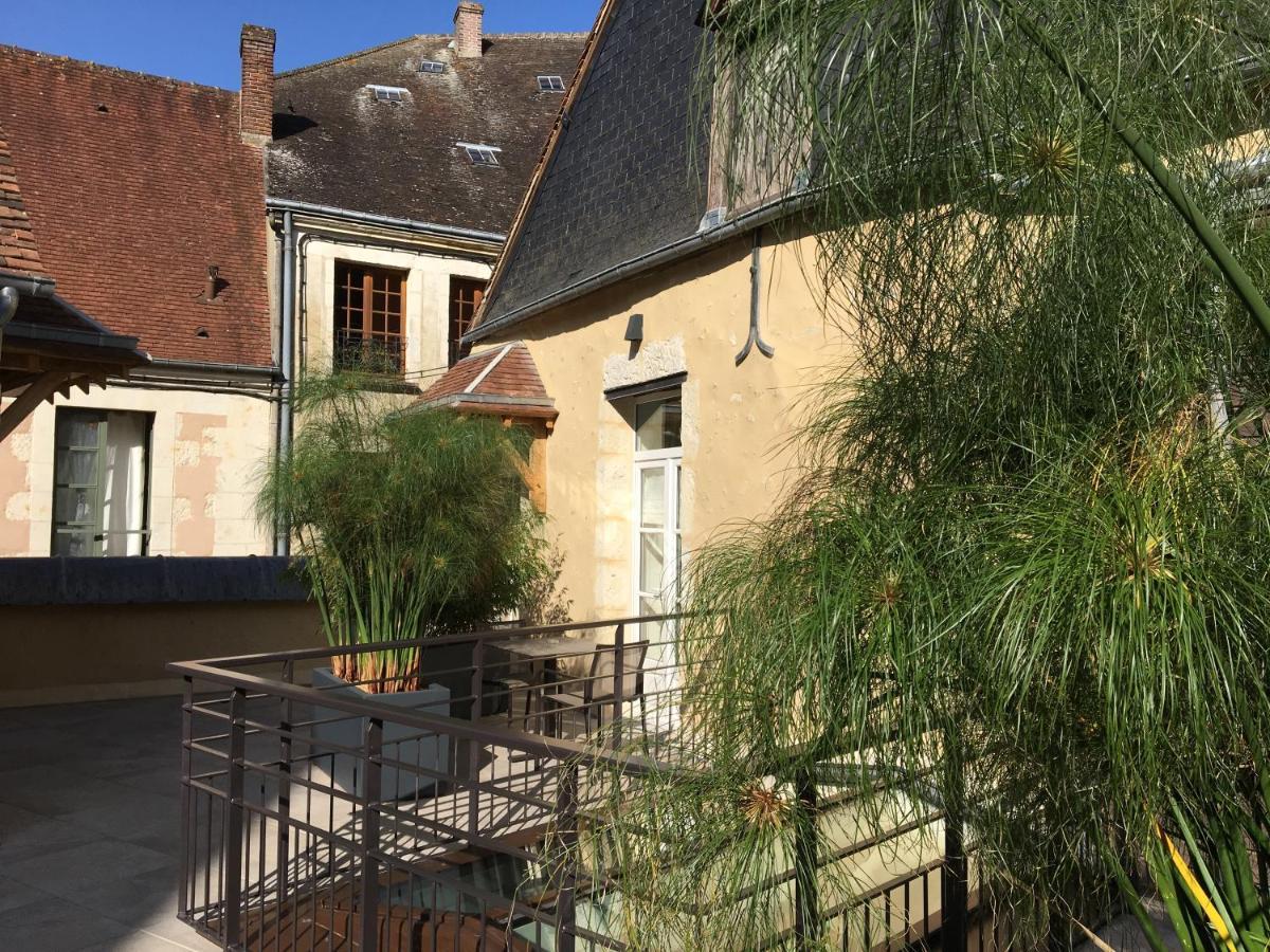 Logis - Hotel & Restaurant Du Tribunal モルターニュ・オー・ペルシュ エクステリア 写真