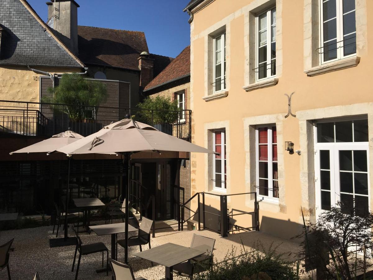 Logis - Hotel & Restaurant Du Tribunal モルターニュ・オー・ペルシュ エクステリア 写真