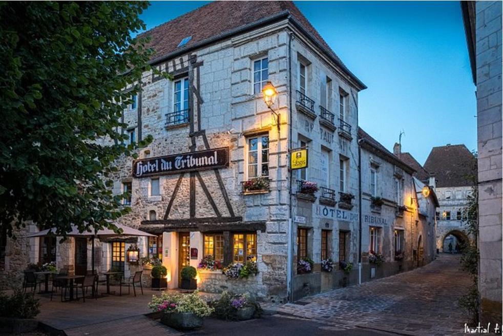 Logis - Hotel & Restaurant Du Tribunal モルターニュ・オー・ペルシュ エクステリア 写真