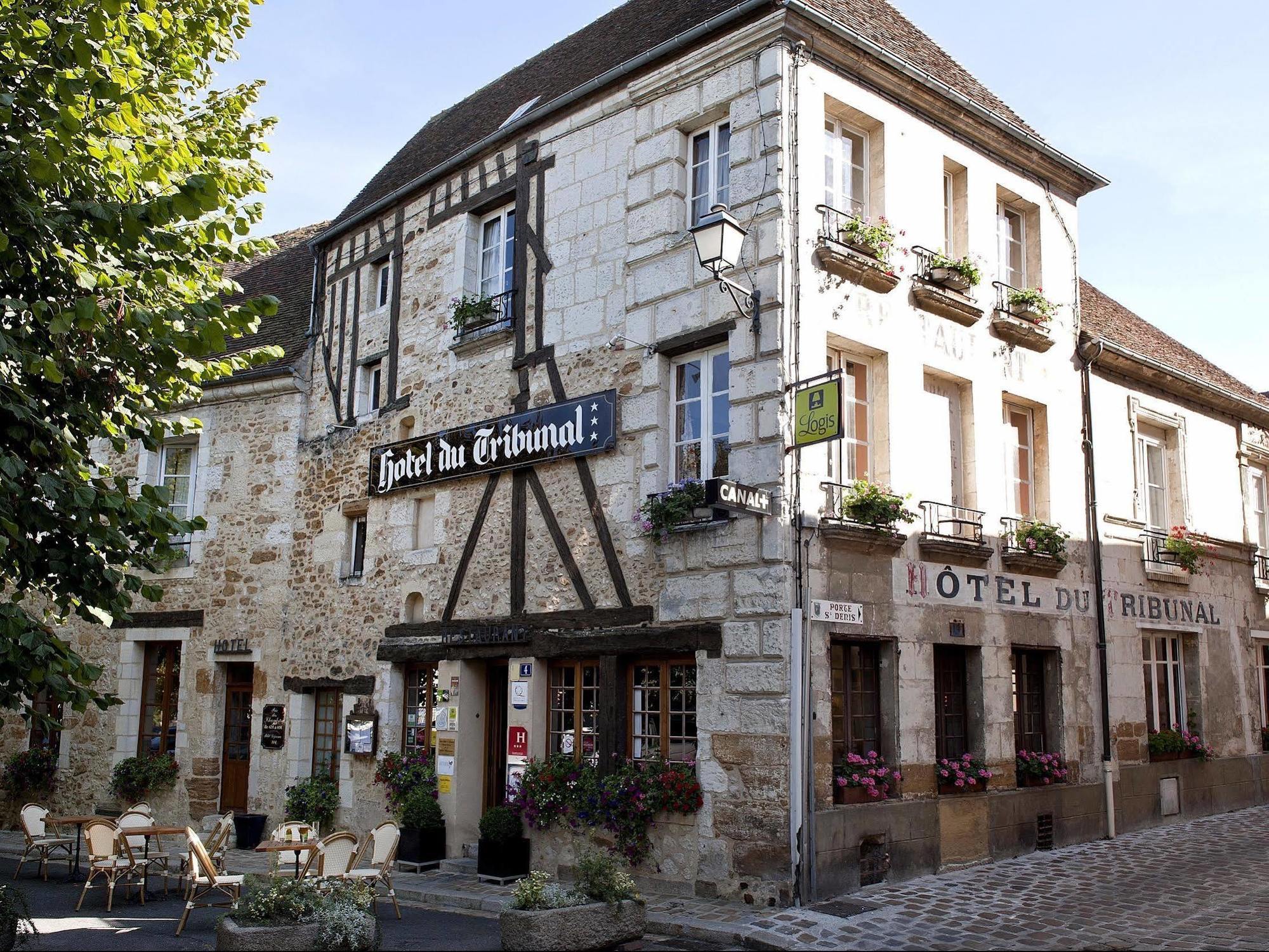 Logis - Hotel & Restaurant Du Tribunal モルターニュ・オー・ペルシュ エクステリア 写真
