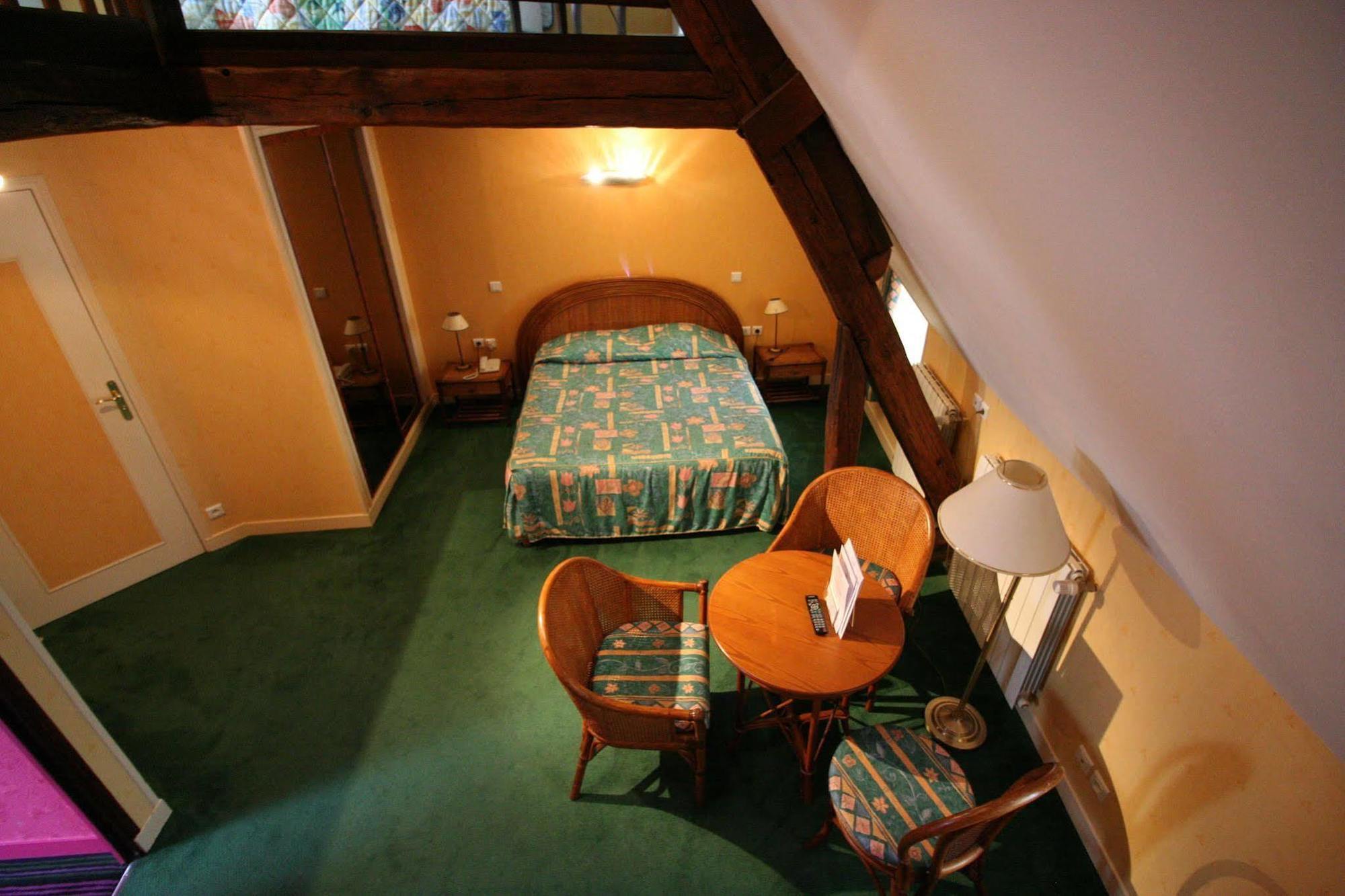 Logis - Hotel & Restaurant Du Tribunal モルターニュ・オー・ペルシュ エクステリア 写真