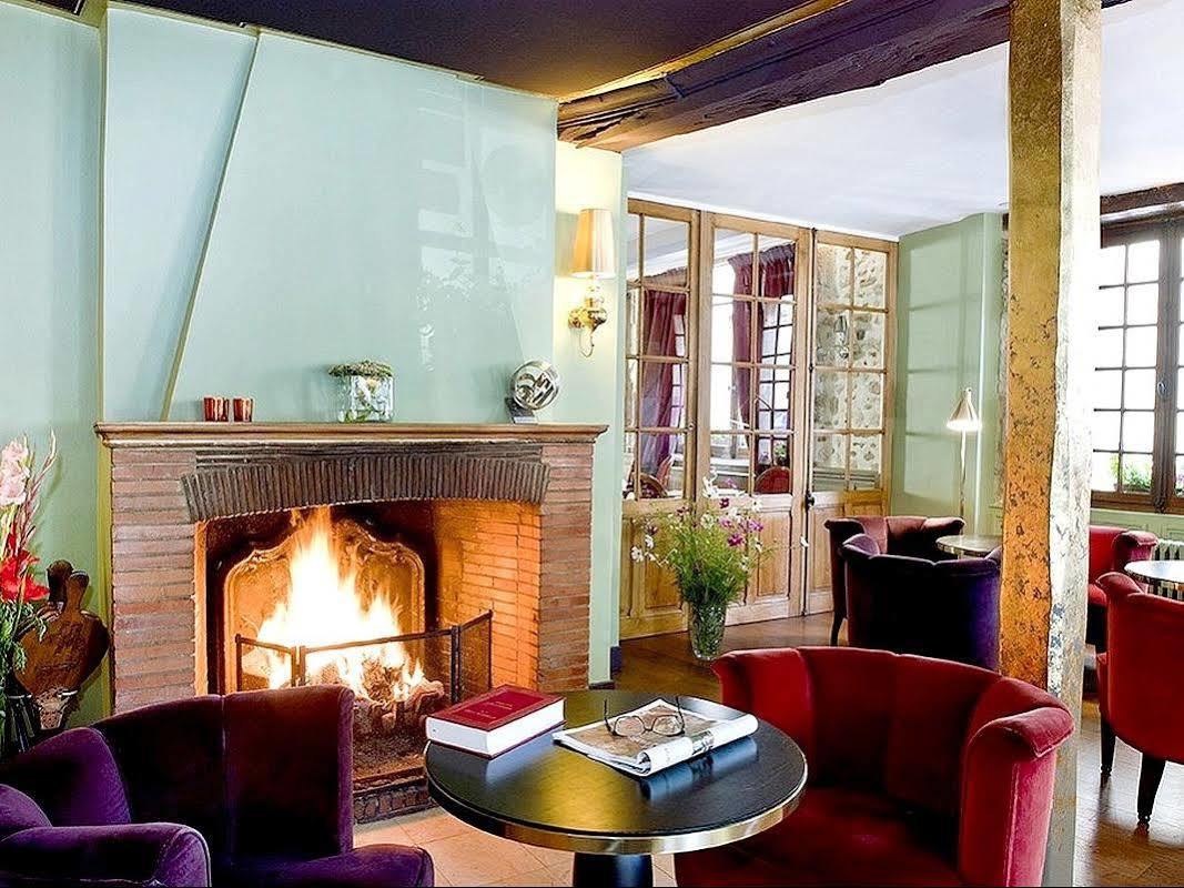 Logis - Hotel & Restaurant Du Tribunal モルターニュ・オー・ペルシュ エクステリア 写真